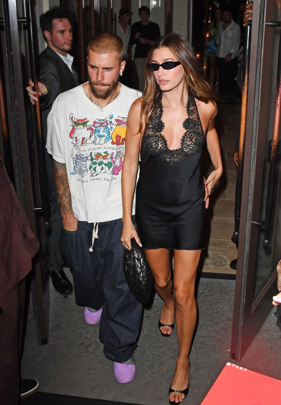 Джастин и Хейли Бибер покидают The Twenty Two, отпраздновав неожиданный выход альбома Джастина.