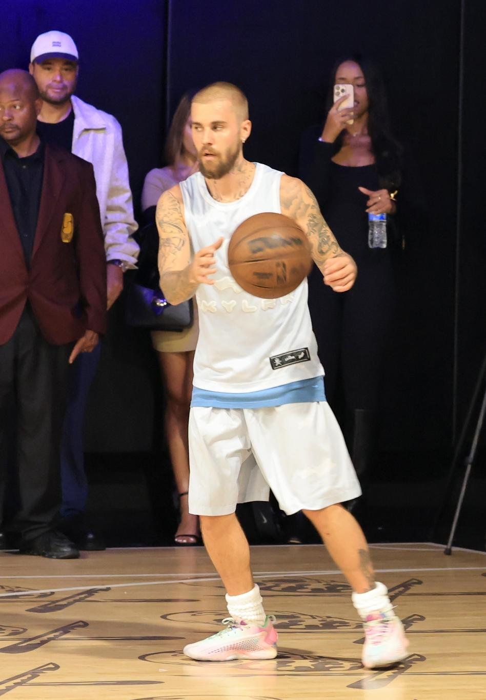 Джастин Бибер играет в баскетбол за команду «Скайларк».