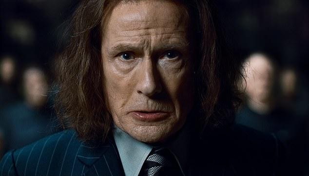 В оригинальных фильмах Билл ранее сыграл министра магии Руфуса Скримджера.