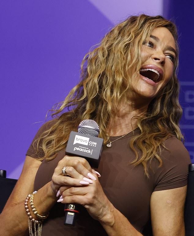 Руки дивы шоу-бизнеса украшал безупречный нежно-розовый миндалевидный маникюр.