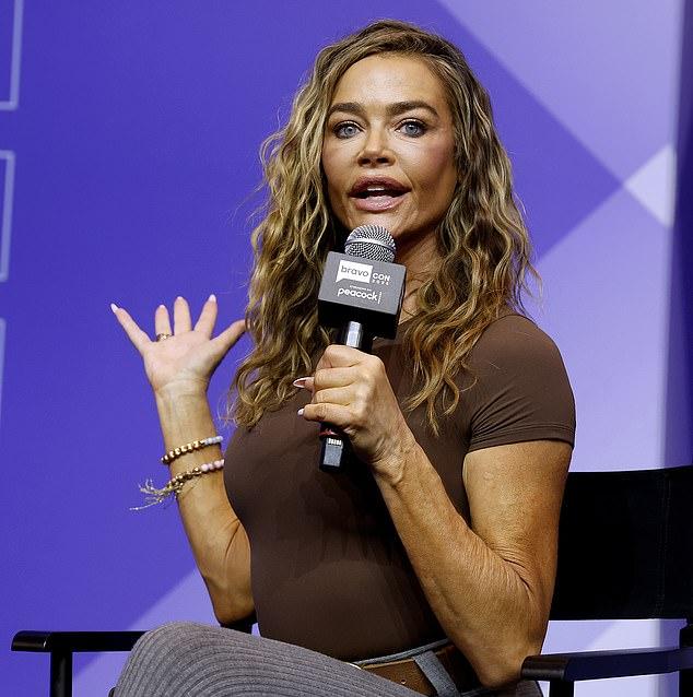 Дениз Ричардс в день второй BravoCon 2025: элегантно и молодо