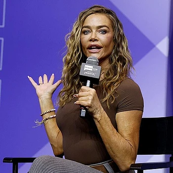 Дениз Ричардс в день второй BravoCon 2025: элегантно и молодо