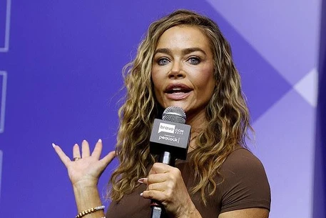 Дениз Ричардс в день второй BravoCon 2025: элегантно и молодо