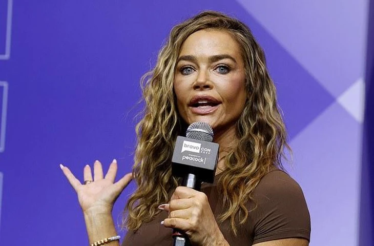 Дениз Ричардс в день второй BravoCon 2025: элегантно и молодо