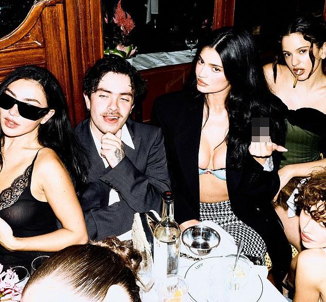 28-летняя Кайли Дженнер позирует с двойником Тимоти Шаламе после внезапного расставания с актером.