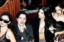 Кайли Дженнер игриво показала средний палец, позируя рядом с похожим на Тимоти Шаламе человеком после своего внезапного «расставания» с актером