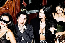 Кайли Дженнер игриво показала средний палец, позируя рядом с похожим на Тимоти Шаламе человеком после своего внезапного «расставания» с актером