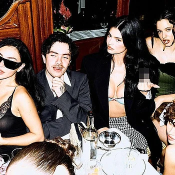 Кайли Дженнер игриво показала средний палец, позируя рядом с похожим на Тимоти Шаламе человеком после своего внезапного «расставания» с актером