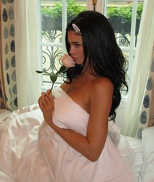 Карусель также включала соблазнительные снимки звезды, позирующей на кровати, прикрытой лишь простыней.