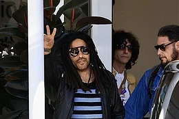 Ленни Кравиц прибыл в Сидней, вызвав восторг у фанатов перед долгожданным туром по Австралии