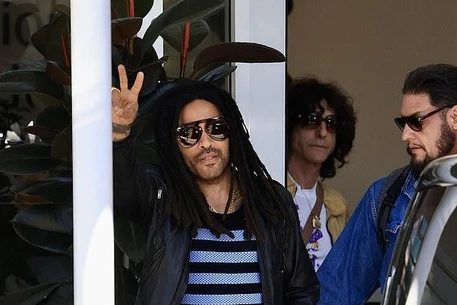 Ленни Кравиц прибыл в Сидней, вызвав восторг у фанатов перед долгожданным туром по Австралии