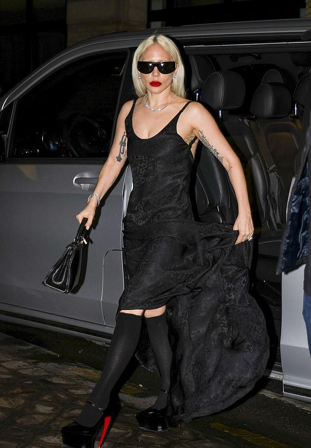 Входя в шикарный Laperouse, Гага, подняв подол платья, блеснула чулками и высокими платформами Christian Louboutin.