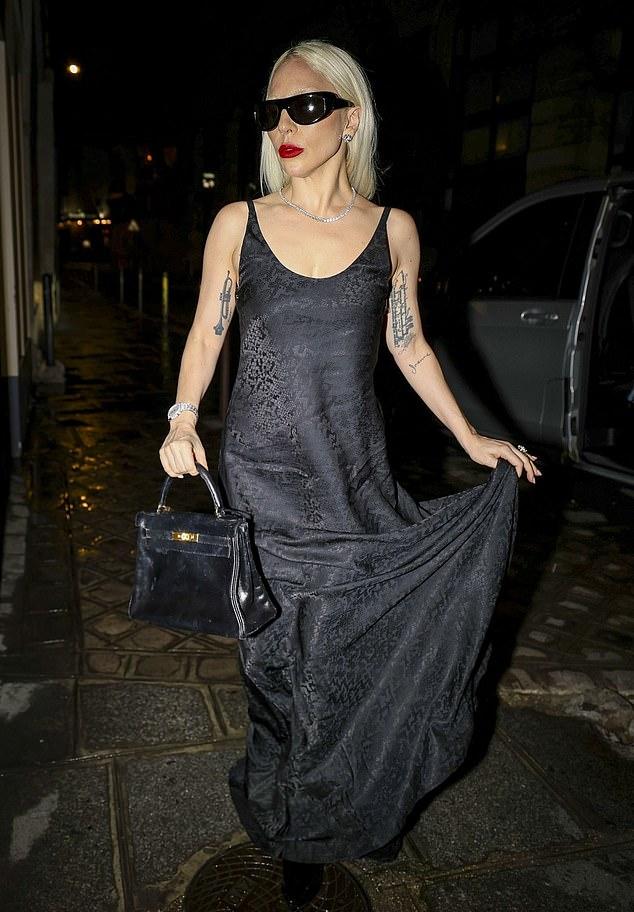 39-летняя певица, помолвленная с предпринимателем с апреля 2024, надела шикарное шелковое макси-платье, подчеркнувшее ее безупречную фигуру.