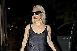 Леди Гага выглядела непринужденно стильно на романтическом ужине со своим женихом Майклом Полански в субботу вечером