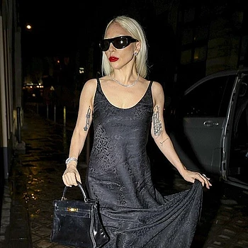 Леди Гага выглядела непринужденно стильно на романтическом ужине со своим женихом Майклом Полански в субботу вечером