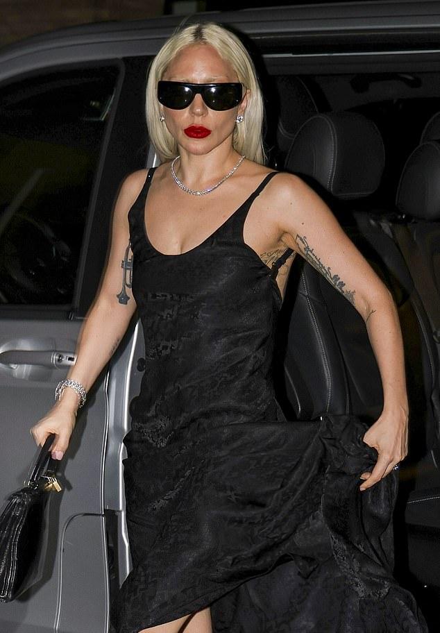 Исполнительница "Абракадабры" несла необходимое в чёрной сумке Hermes Birkin, ценой в колоссальные $20 000.