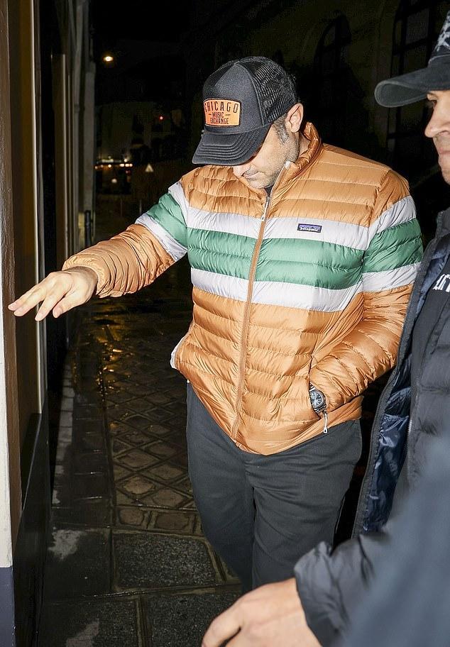 Тем временем Майкл предстал в непринужденном образе: стеганая куртка, джинсы, а лицо скрывала бейсболка.