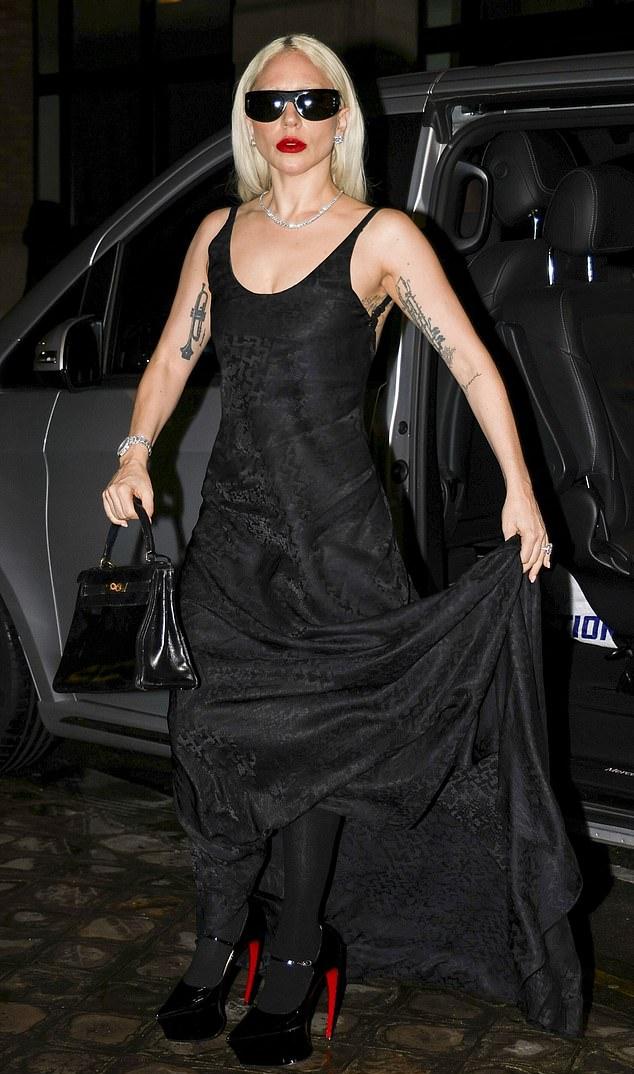 Леди Гага блистала непринужденной элегантностью, направляясь в субботу вечером на романтический ужин с женихом Майклом Полански.
