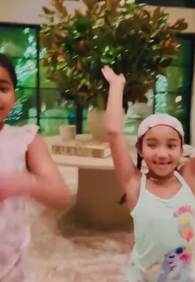 Бритни позже поставила веселый танец с семилетними дочерьми Ким Чикаго и Хлои Тру, поощряя девочек за камерой.