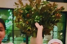 Бритни Спирс поцеловалась с Ким и Хлои Кардашьян в забавном видео с неожиданной пижамной вечеринки