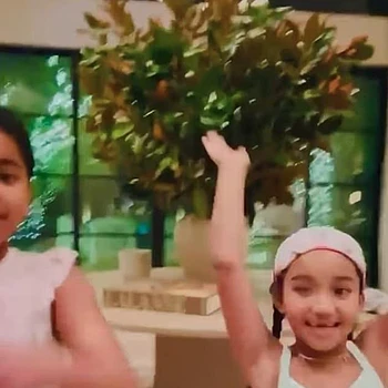 Бритни Спирс поцеловалась с Ким и Хлои Кардашьян в забавном видео с неожиданной пижамной вечеринки