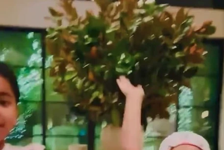 Бритни Спирс поцеловалась с Ким и Хлои Кардашьян в забавном видео с неожиданной пижамной вечеринки