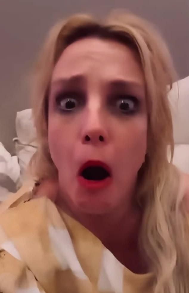 43-летняя певица выложила в Instagram ролик: чмокнула сестёр, уютно устроившихся в вибро-кровати.