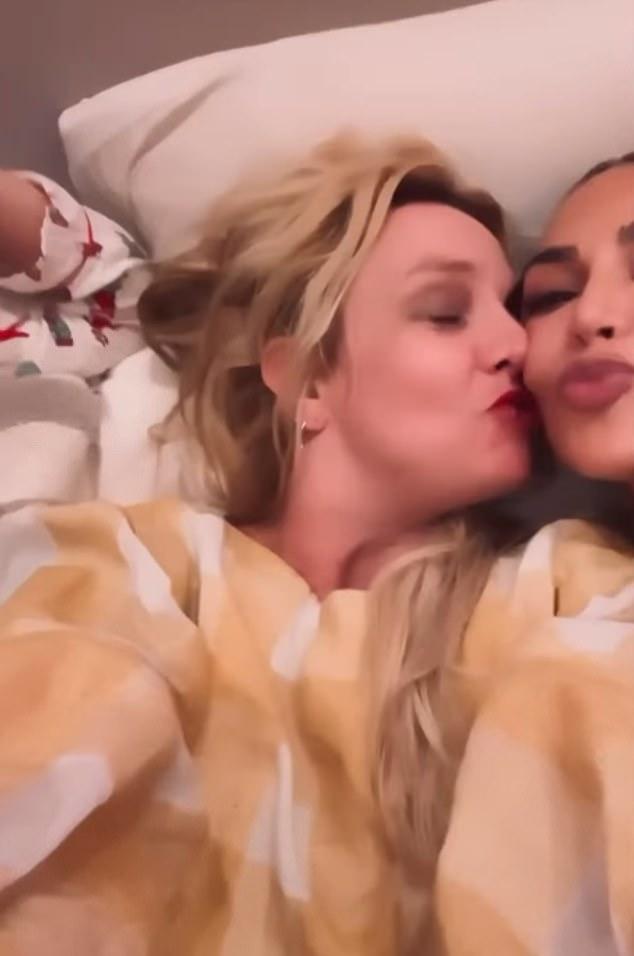 Бритни Спирс поцеловала Ким и Хлою Кардашьян в забавном видео с их субботней пижамной вечеринки-сюрприза.