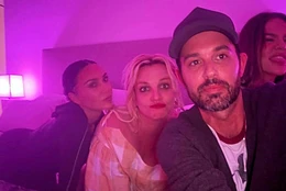 Бритни Спирс поделилась новым видео своей веселой пижамной вечеринки с Ким и Хлоей Кардашьян и некоторыми их детьми