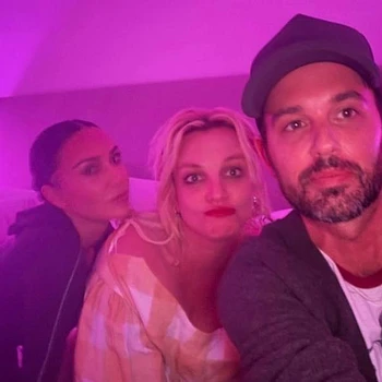 Бритни Спирс поделилась новым видео своей веселой пижамной вечеринки с Ким и Хлоей Кардашьян и некоторыми их детьми