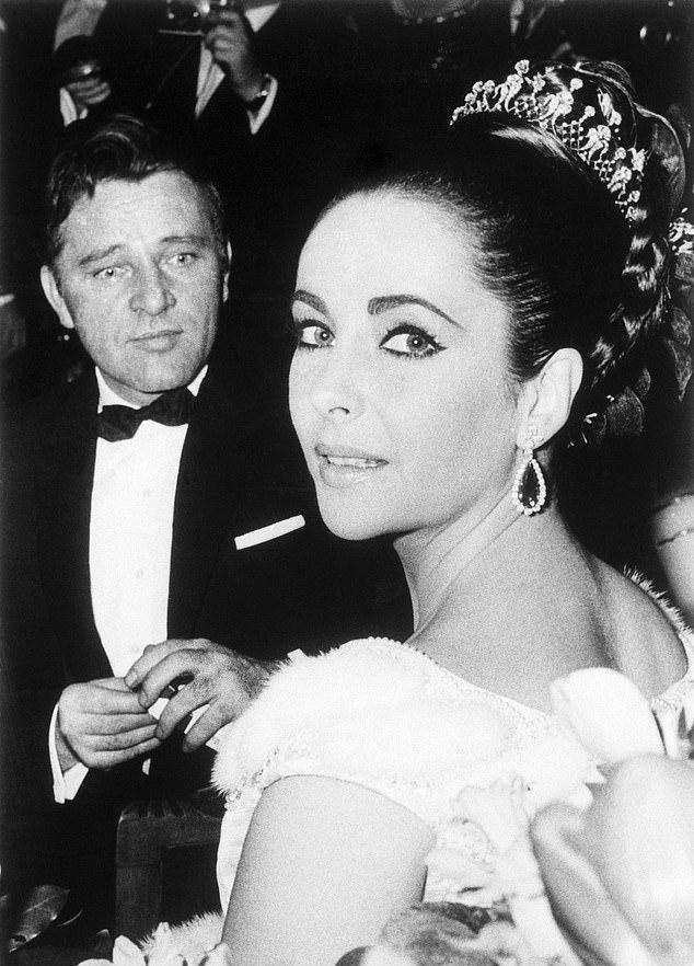 В альбоме Reputation (2018) она отсылала к бурному роману Тейлор-Бартон строчкой "Burton to my Taylor" из песни Ready For It?.