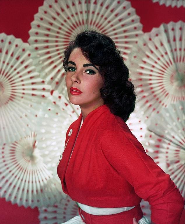 Легенда кино, звезда «Клеопатры», родилась в Лондоне в 1932 году, а в семь лет переехала в Лос-Анджелес.