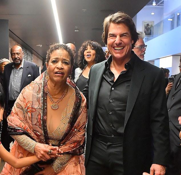 Том Круз демонстрировал бодрость духа, позируя для снимков с друзьями, включая Дженнифер Хадсон, после расставания с Аной де Армас