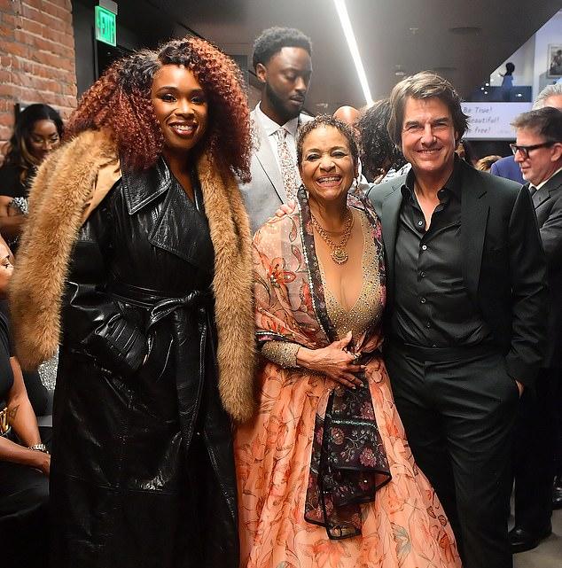 Том выглядел щеголевато в черном костюме и рубашке на скромной вечеринке перед завтрашними Губернаторскими наградами «Оскара».