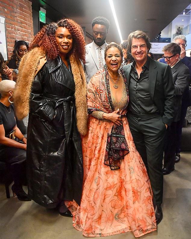 Слева направо: Дженнифер Хадсон, Дебби Аллен и Том Круз позируют в студии Дебби Аллен в Лос-Анджелесе.