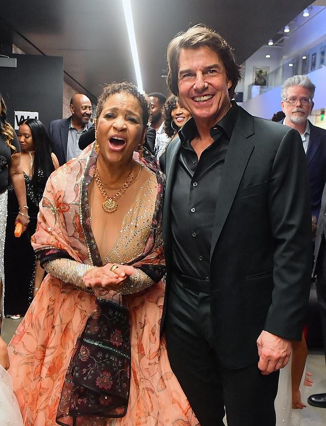 Друзья, окруженные семьей и близкими, устроили в студии небольшую вечеринку.