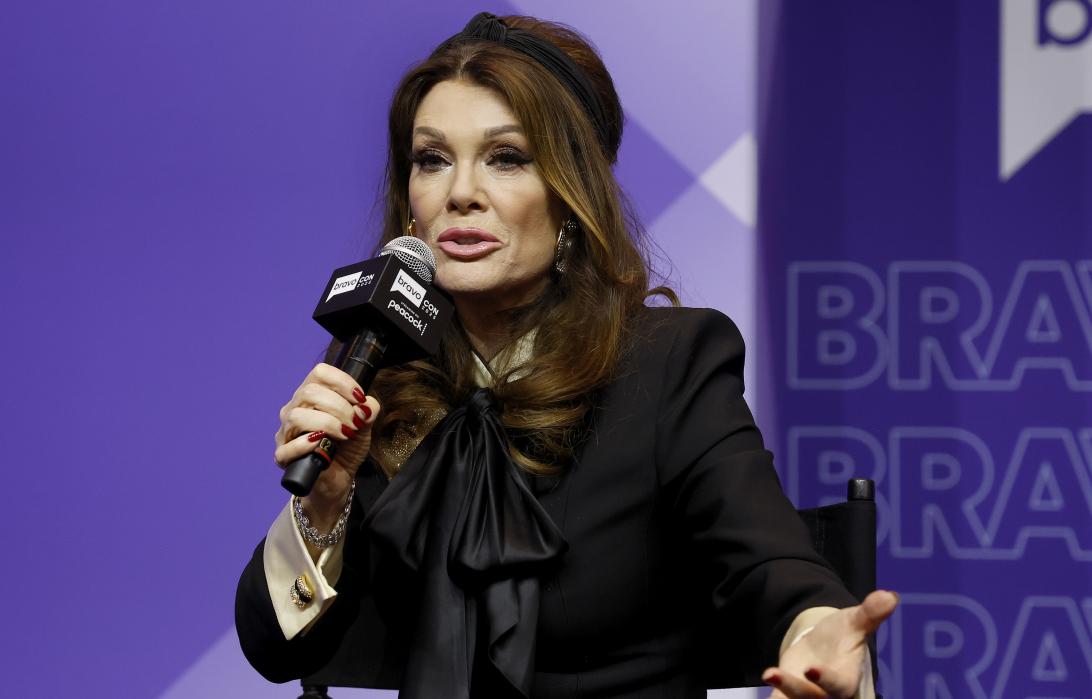 Лиза Вандерпамп выступает с микрофоном на BravoCon.