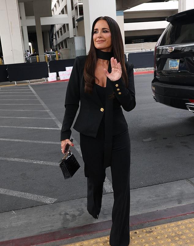 Когда интервьюеры раскрыли, что они лесбиянки, Кайл воскликнул: «Ха! Никогда не думал об этом, но теперь это вполне себе вариант!»