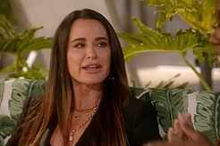 Звезда «Настоящих домохозяек Беверли-Хиллз» Кайл Ричардс быстро пожалела, что сказала коллеге Бозоме Сент-Джон: «Я могу выбрать Брэда, могу выбрать Анджелину», после того как ее «донимали» просьбами описать свой «тип» в анонсе 15-го сезона, который стартует 4 декабря на Bravo