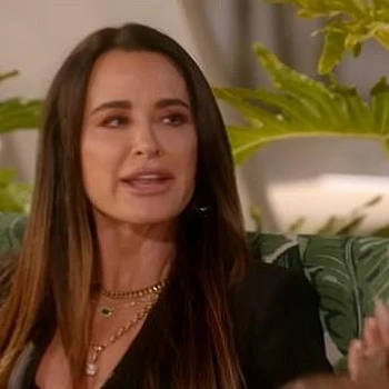 Звезда «Настоящих домохозяек Беверли-Хиллз» Кайл Ричардс быстро пожалела, что сказала коллеге Бозоме Сент-Джон: «Я могу выбрать Брэда, могу выбрать Анджелину», после того как ее «донимали» просьбами описать свой «тип» в анонсе 15-го сезона, который стартует 4 декабря на Bravo