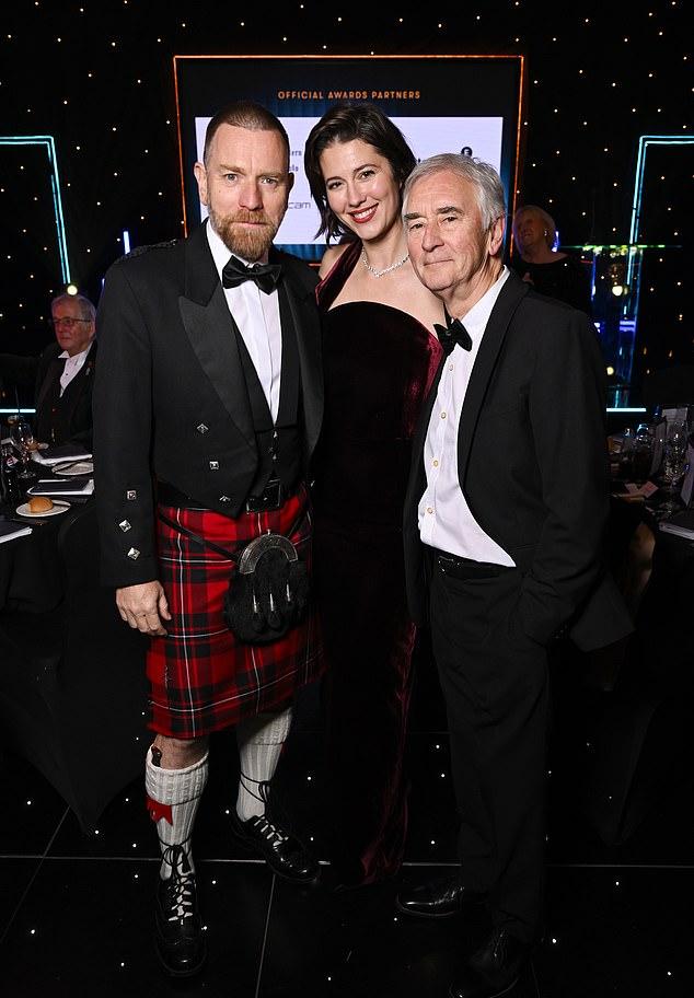 Пара сфотографировалась с дядей Юэна, легендой «Звёздных войн» Денисом Лоусоном.