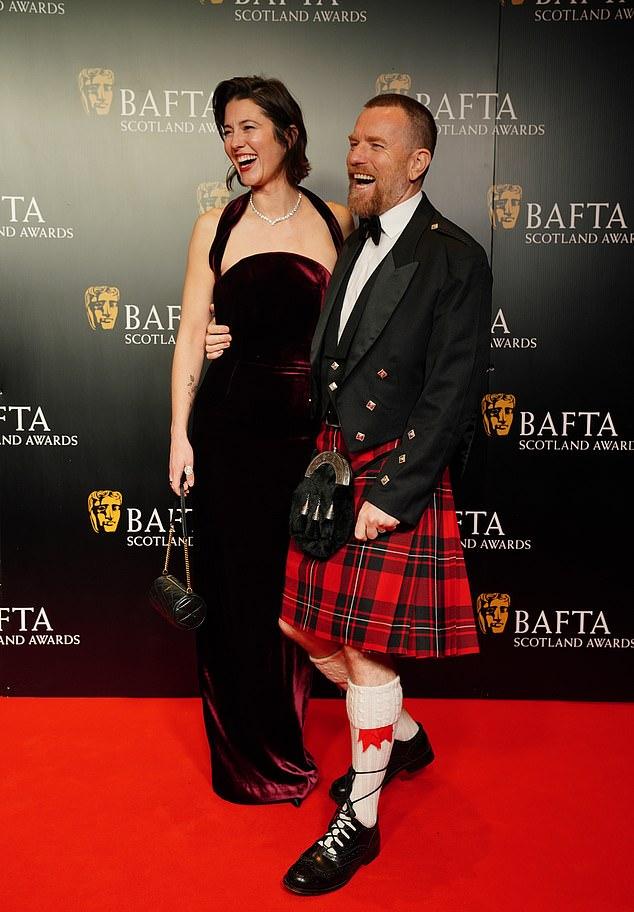 Поженившаяся в 2022 году пара насладилась редким совместным выходом на церемонию в DoubleTree by Hilton в Глазго.