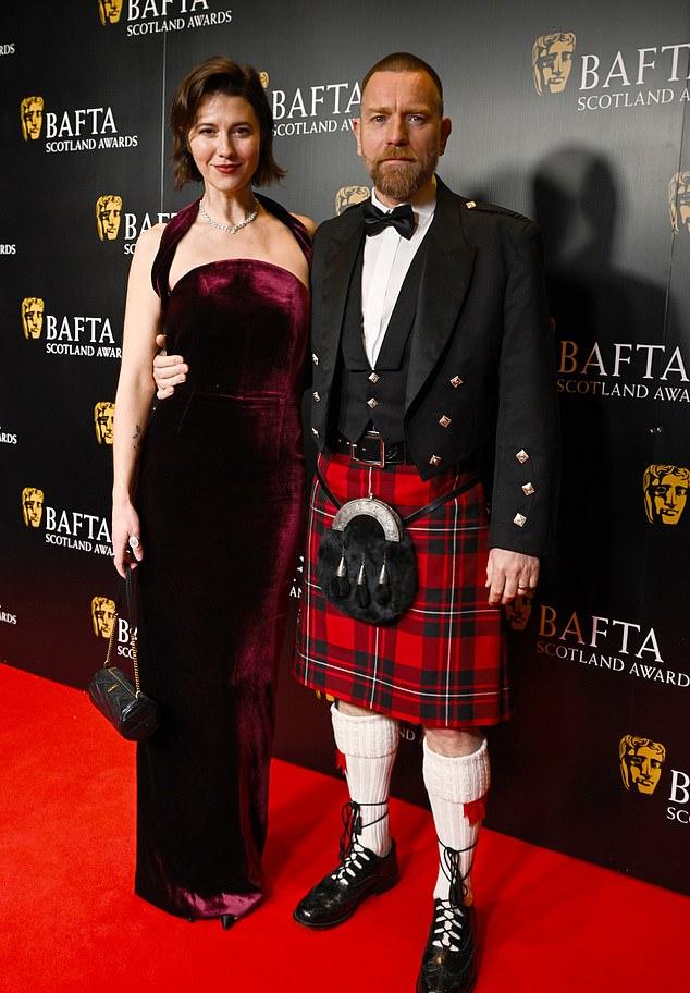 Мэри Элизабет Уинстэд и ее муж Юэн Макгрегор в килте сияли любовью, возглавив гламур на церемонии Scottish BAFTA в воскресенье вечером.