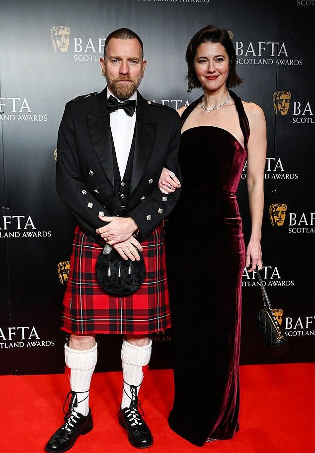 Она дополнила образ элегантной чёрной стёганой сумкой, а тёмные волосы уложила в стильное рваное каре.