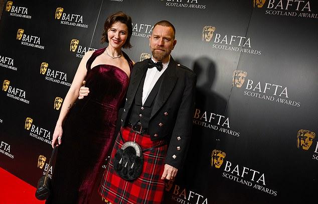 40-летняя актриса и певица Мэри Элизабет выглядела потрясающе в темно-красном бархатном платье с эффектными бретельками и сияющими серебряными украшениями.