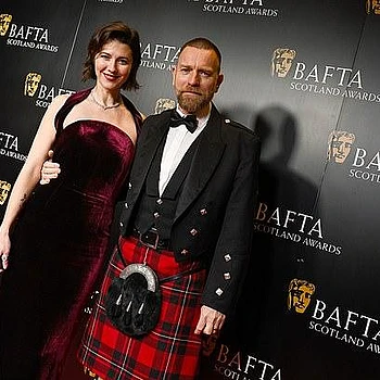 Мэри Элизабет Уинстед и её муж Юэн Макгрегор в килте выглядели влюбленными, став воплощением элегантности на церемонии Scottish BAFTA в воскресенье вечером
