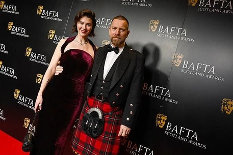 Мэри Элизабет Уинстед и её муж Юэн Макгрегор в килте выглядели влюбленными, став воплощением элегантности на церемонии Scottish BAFTA в воскресенье вечером