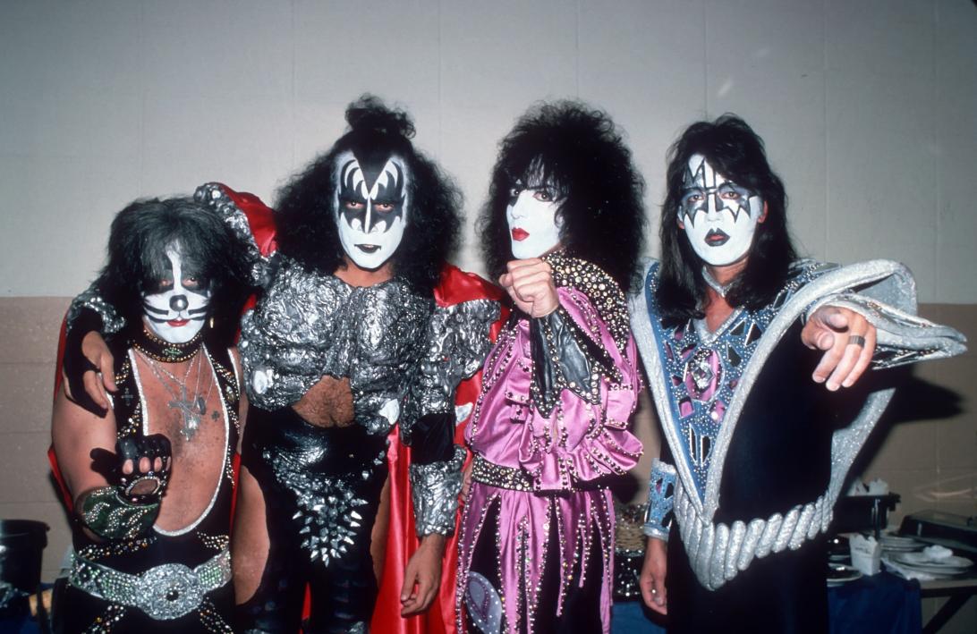 Легендарная рок-группа Kiss предстает в своем культовом гриме и впечатляющих сценических костюмах.