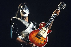 KISS отдали эмоциональную дань памяти покойному гитаристу Эйсу Фрейли во время своего первого выступления после его смерти