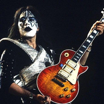 KISS отдали эмоциональную дань памяти покойному гитаристу Эйсу Фрейли во время своего первого выступления после его смерти